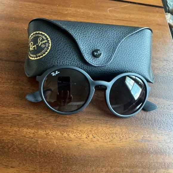Ray-Ban | Accessories | Rayban Black Round Sunglasses | Poshmark display picture 3